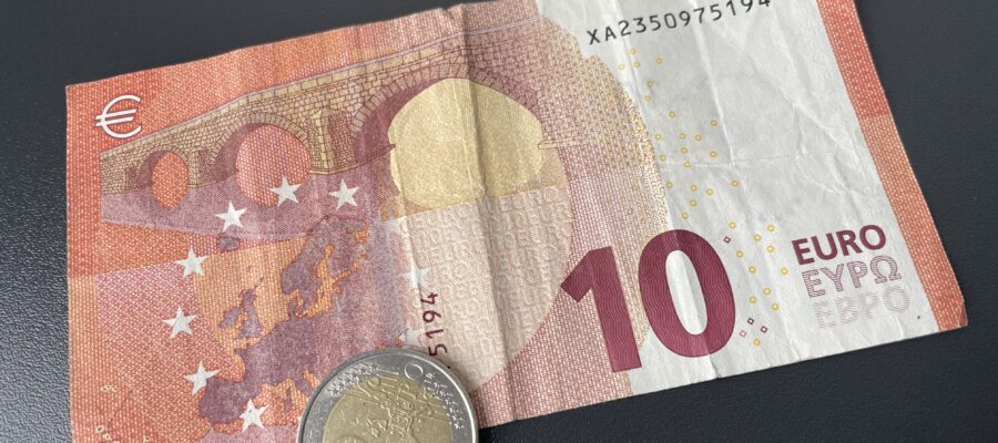 Eine zehn Euro Banknote und einer zwei Euro Münze