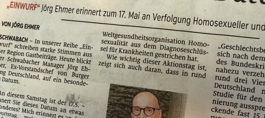 Zeitungsausschnitt der teilweise einen Artikel zeigt, Überschrift „Ein besonderes Datum“, darunter „Jörg Ehmer erinnert zum 17.5. an Verfolgung Homosexueller und wirbt für Respekt“.